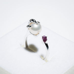 
                
                    Load image into Gallery viewer, Open Silver Ring with Pearl and Ruby
                
            